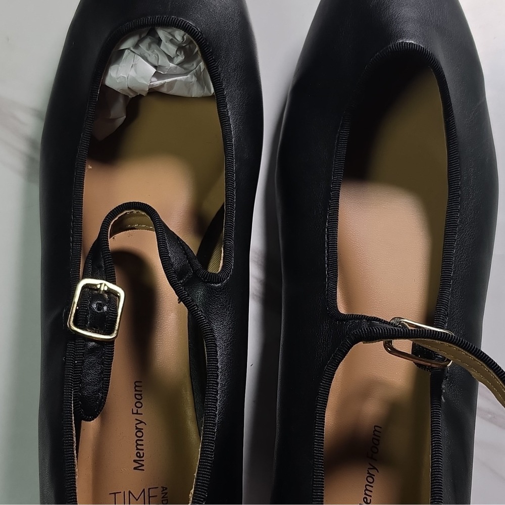 Time and Tru Women's Black Leather Buckle Flats Closed Toe Memory Foam 9.5